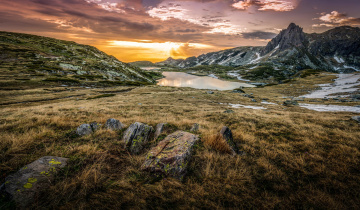Картинка природа горы болгария камни трава озеро восход облака
