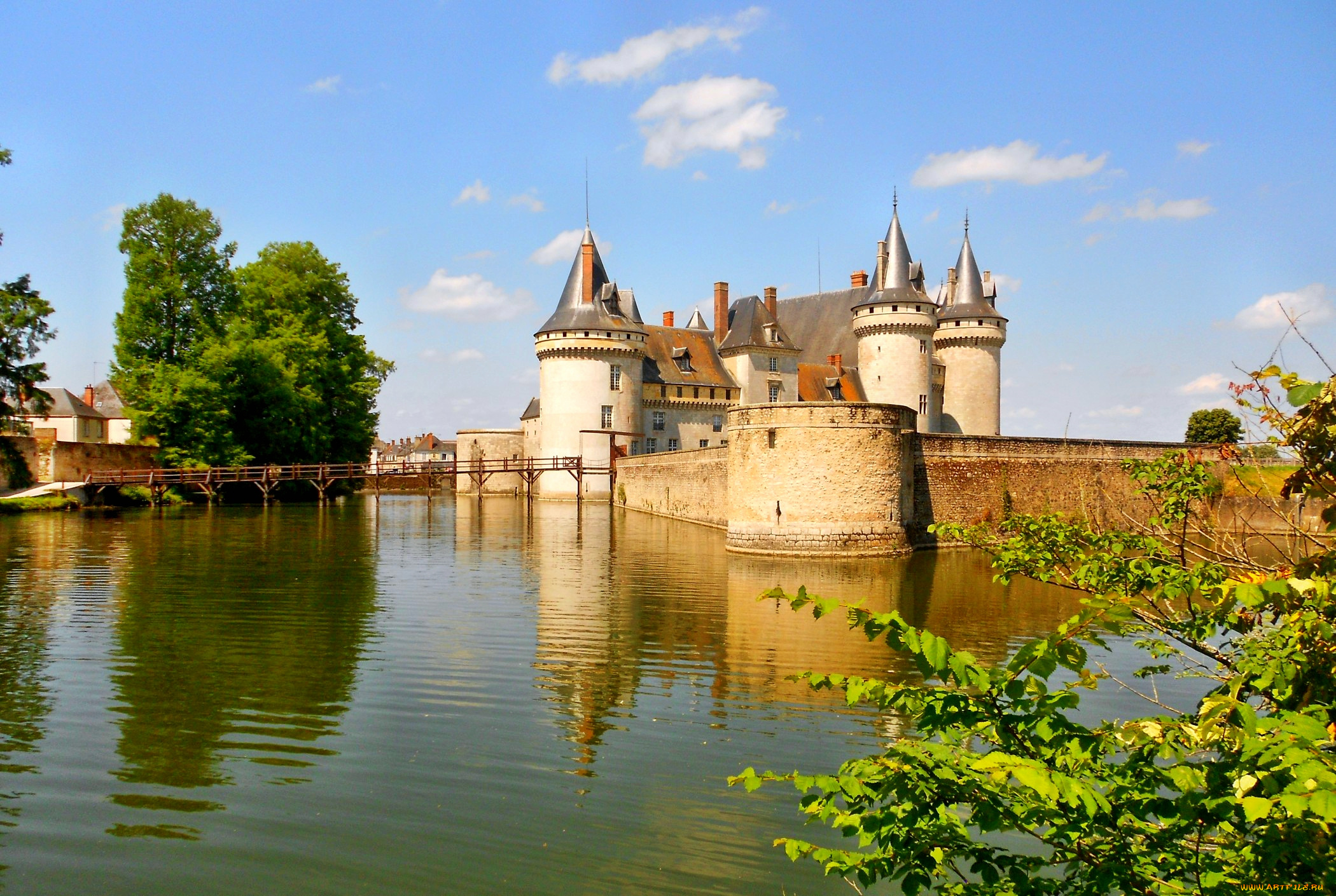 Chateau Sully-Sur-Loire, Loiret, France без смс
