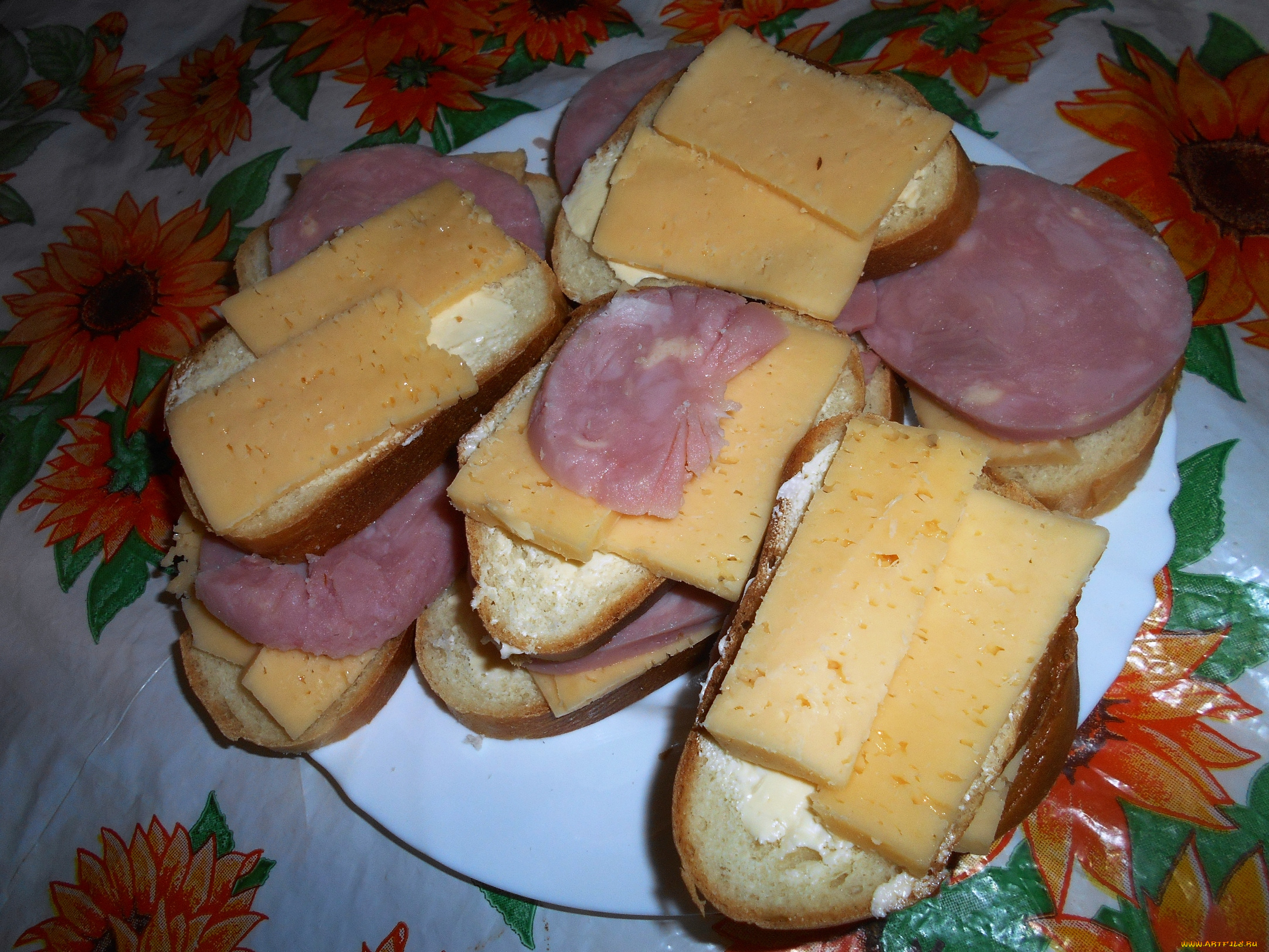 Бутерброд колбаски и сыр