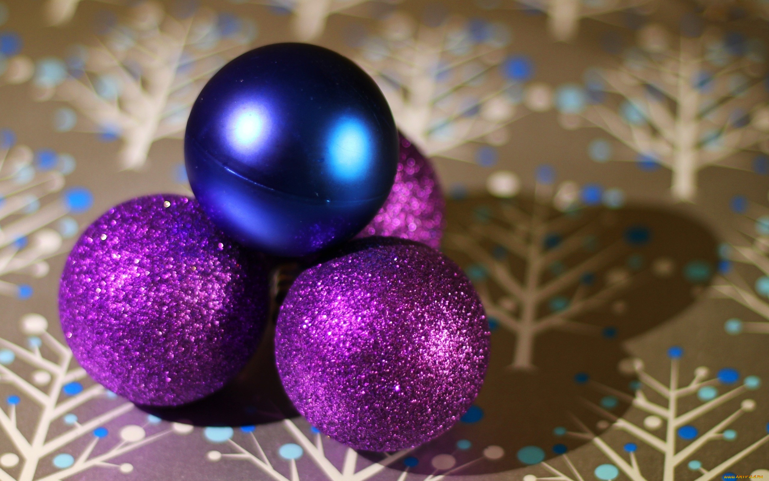 2 новых шара. Новогодние шары. Красивые новогодние шары. Новогодние обои фиолетовые. Голубые новогодние шары.