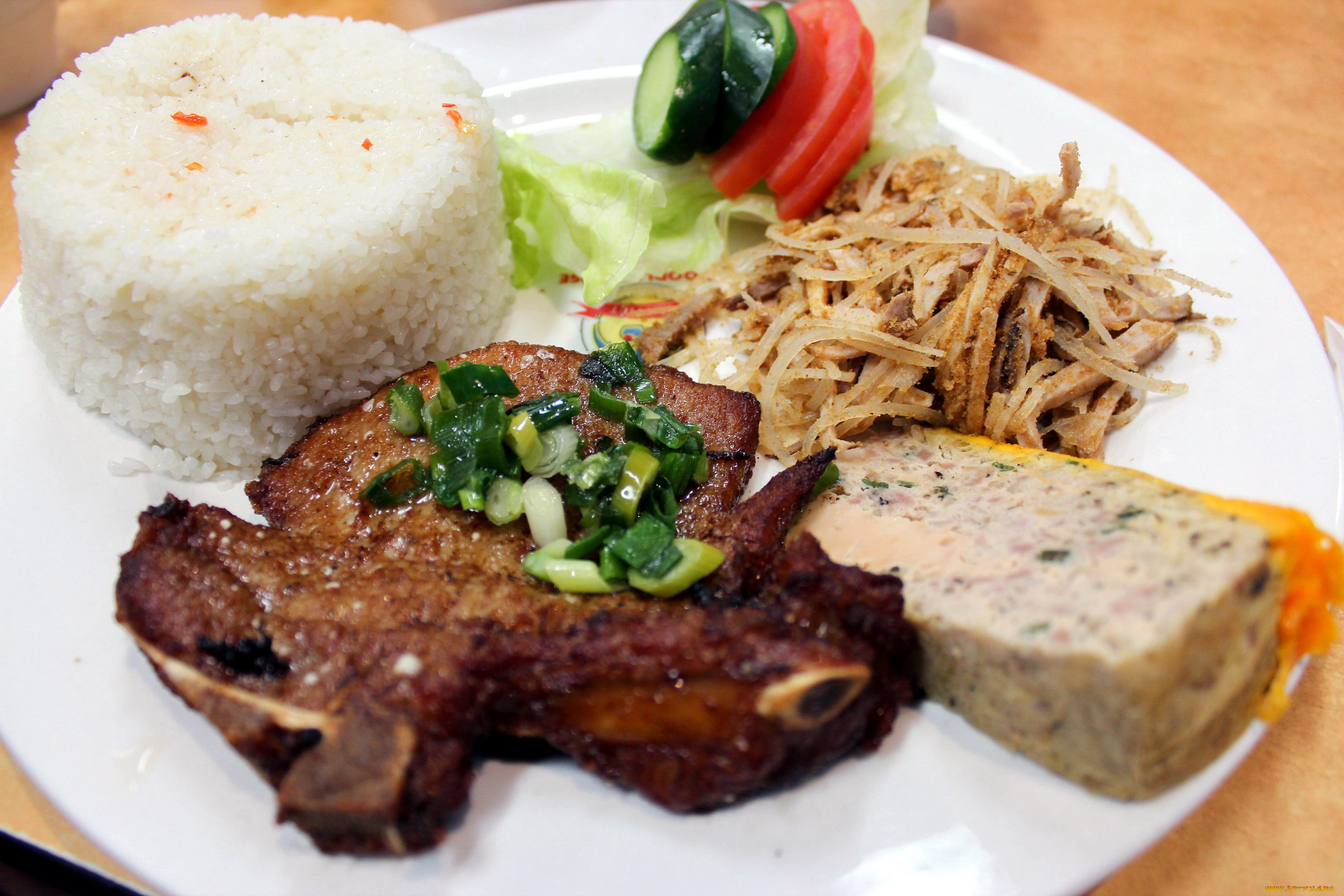Meat rice. Рис с мясом. Мадруба. Вторые блюда рис с мясом. Вьетнам еда рис.