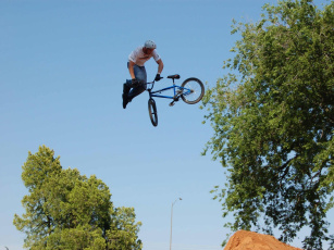 обоя middle, of, tail, whip, in, pro, dirt, спорт, bmx