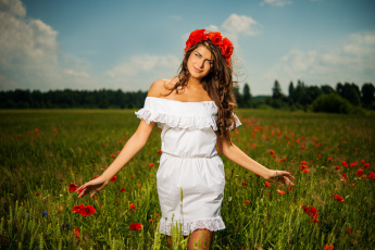 Картинка девушки -unsort+ брюнетки +шатенки цветы поле природа маки