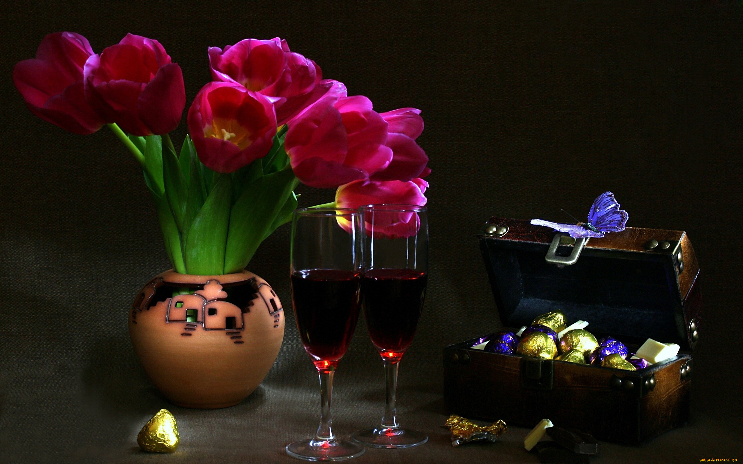 Красивые открытки март вечер. Вино и цветы. Цветы вечер. Цветы с конфетами. Цветы в бокале.