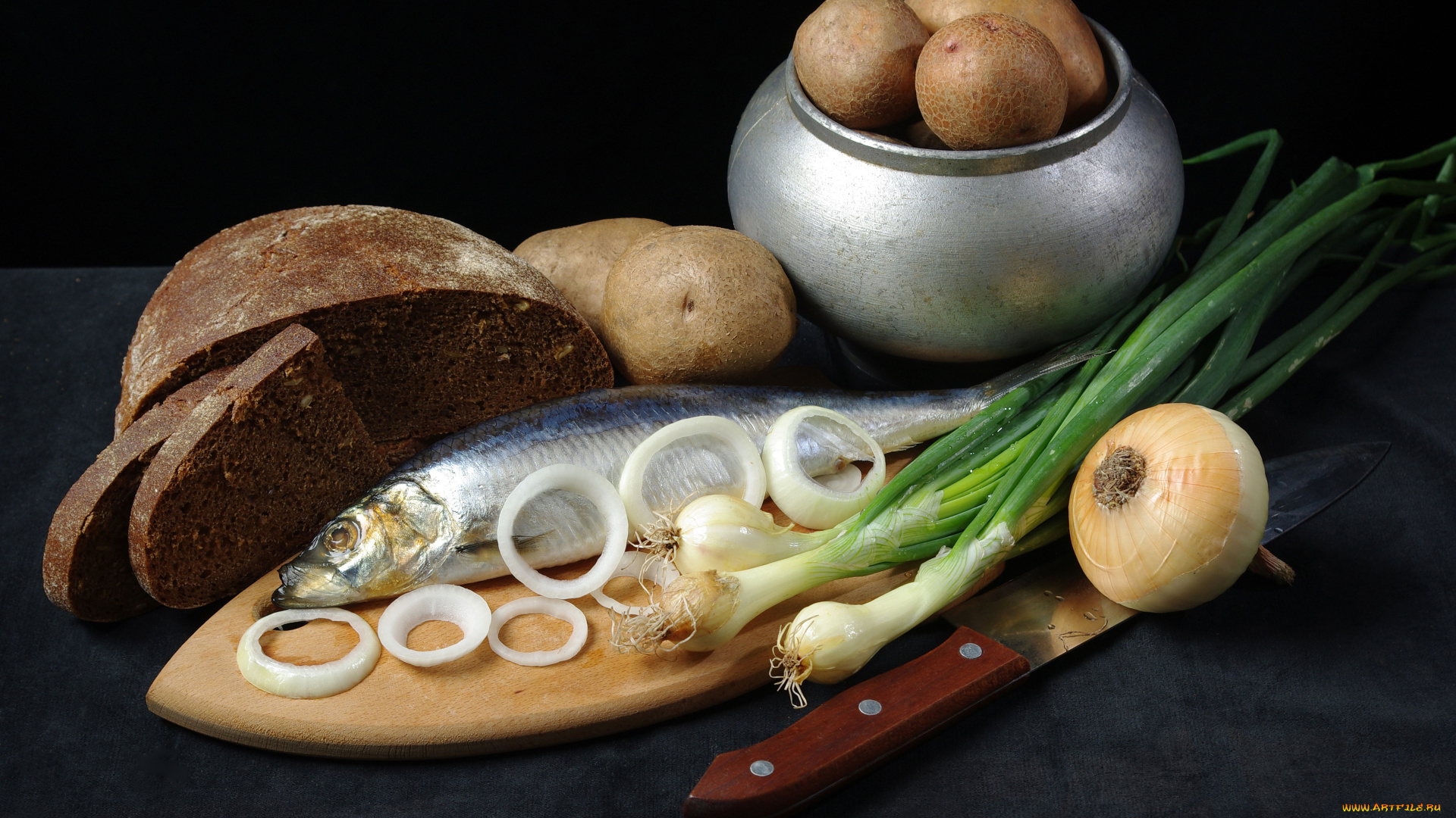 еда, натюрморт, чугунок, селёдка, картошка, хлеб, лук, нож
