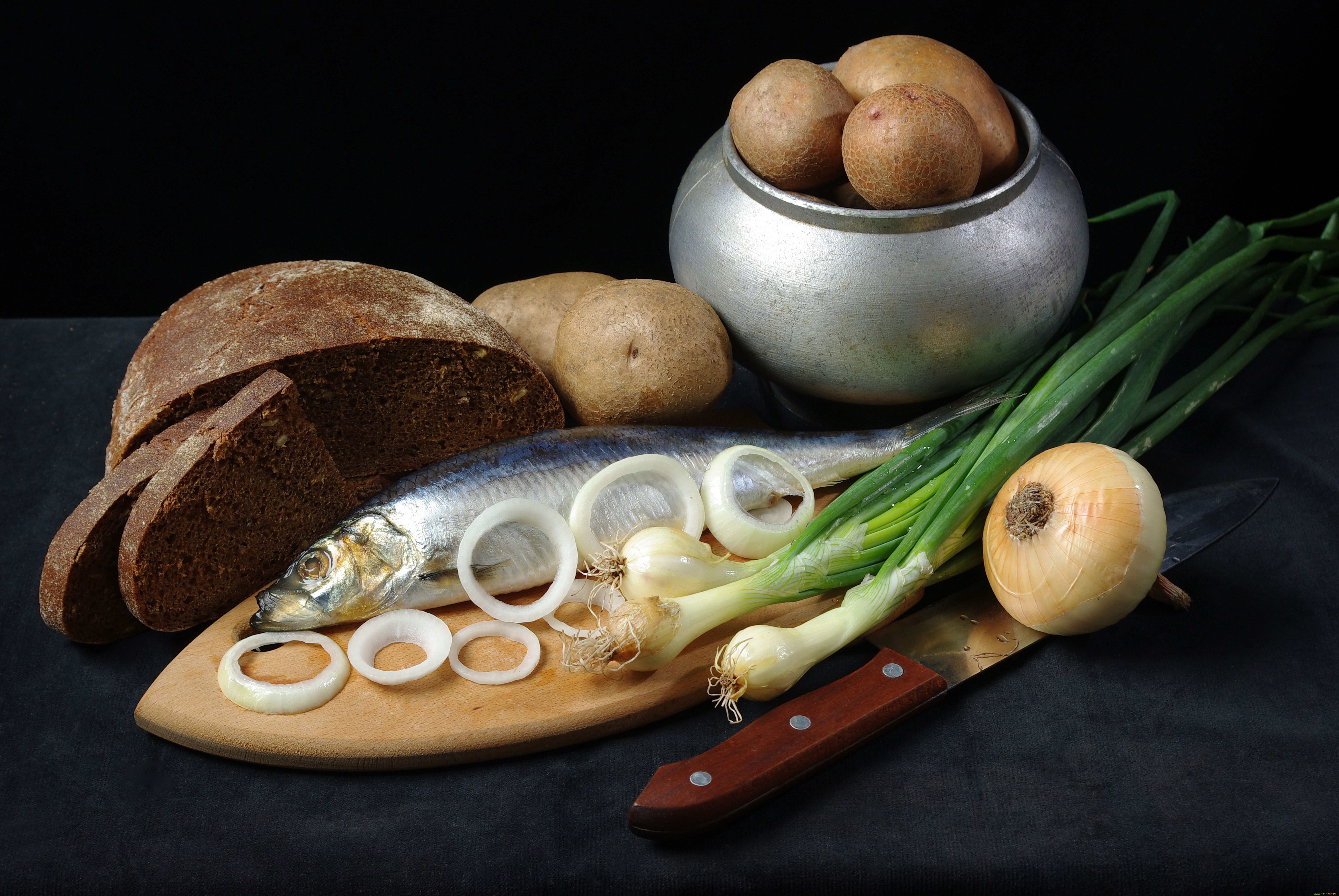 еда, натюрморт, чугунок, селёдка, картошка, хлеб, лук, нож
