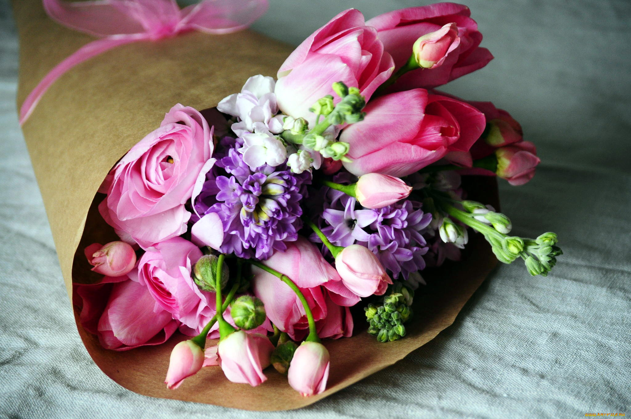 Розы можно ставить с тюльпанами. Пионы, левкои, тюльпаны, гиацинты. Ранункулюс и тюльпан букет. Весенний букет.