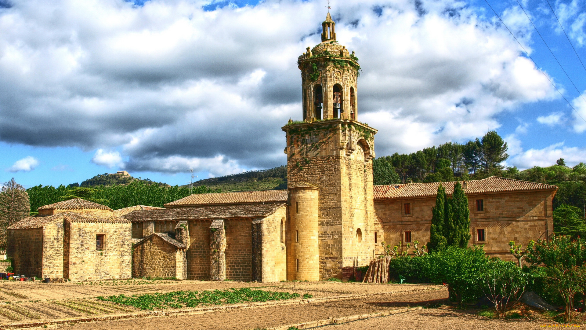 church, of, the, crucifix, -, puente, la, reina, , navarra, , spain, города, -, католические, соборы, , костелы, , аббатства, небо, дома, испания, наварра, пуэнте-ла-рейна