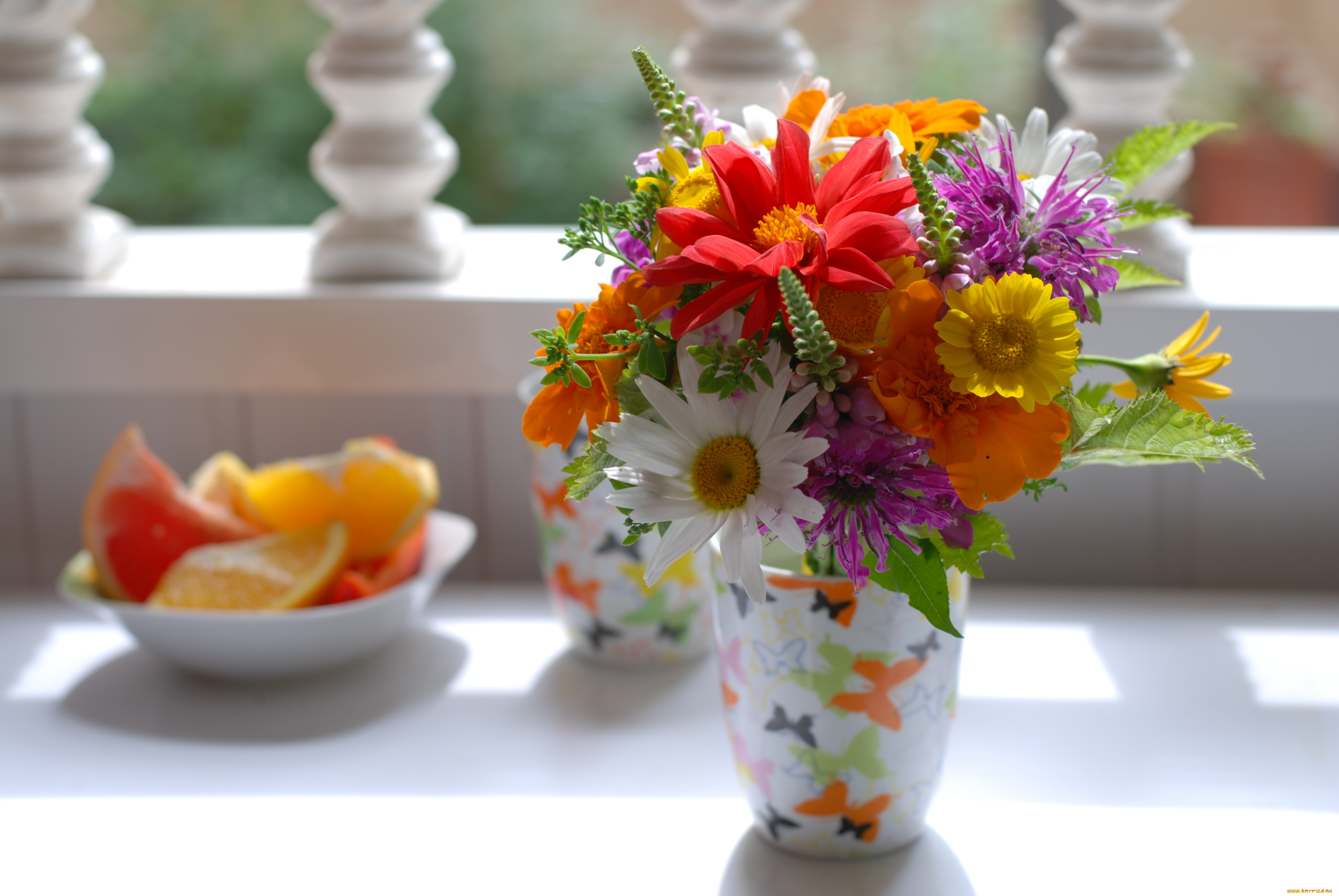 Раннее летнее утро в воздухе чувствуется бодрящая. Летние цветы. Яркие цветы. Букеты в вазах. Цветочки в вазе.