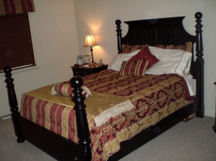 Картинка интерьер спальня подушки светильник кровать