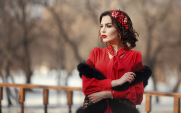 Картинка девушки -+брюнетки +шатенки девушка модель брюнетка красотка шуба красный цветы платок шарф причёска флирт сексуальная взгляд макияж