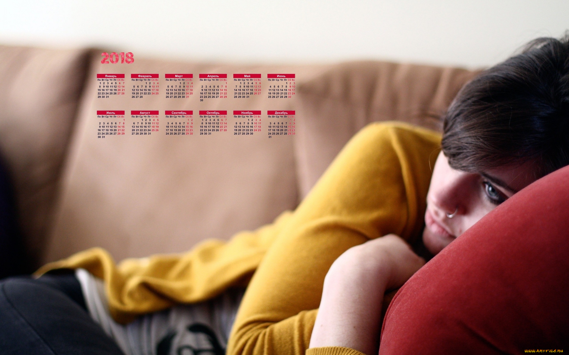 календари, девушки, грусть, диван