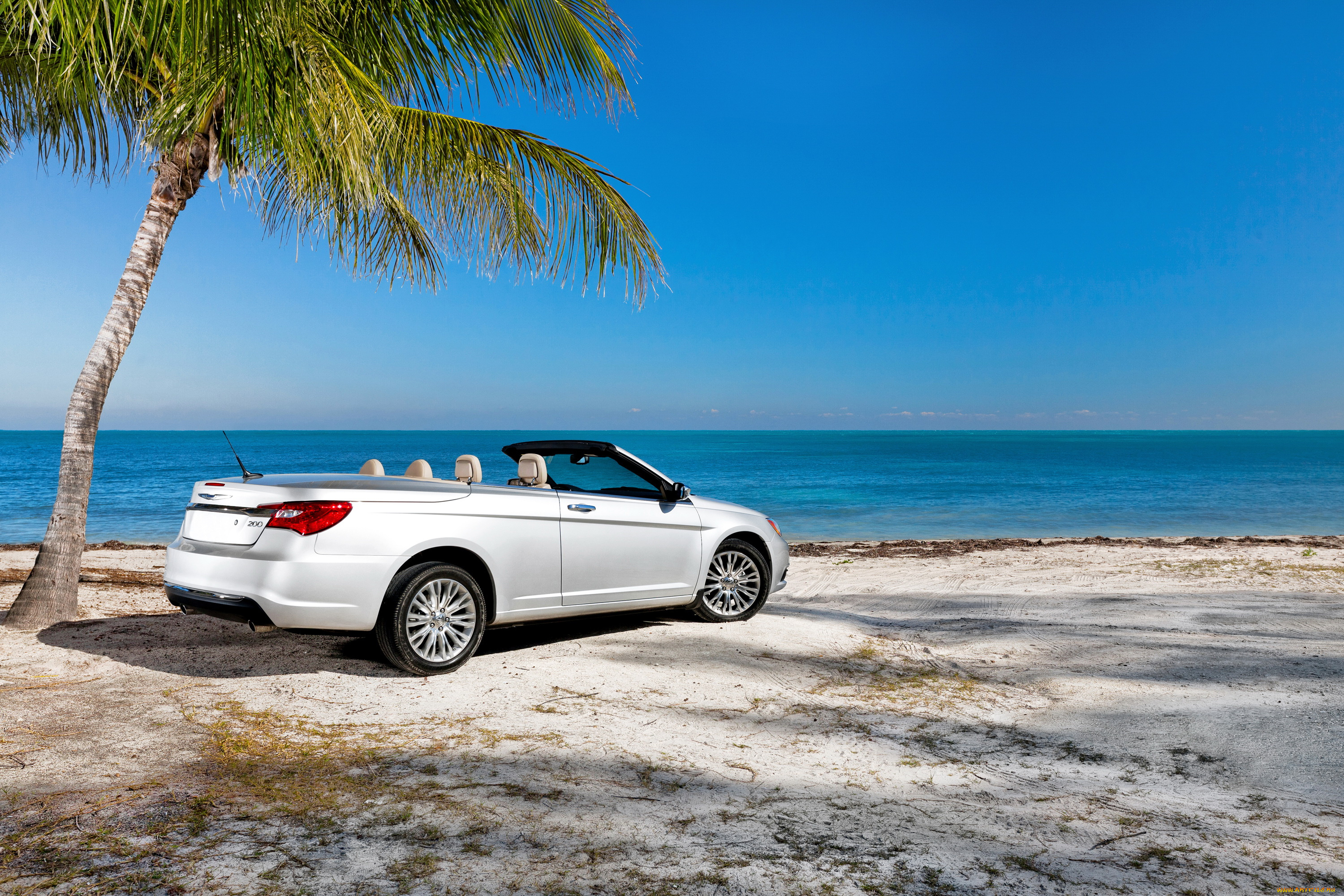 Машина к лету. Chrysler c200 кабриолет. BMW e93 море. Машина на берегу моря. Машина на фоне моря.