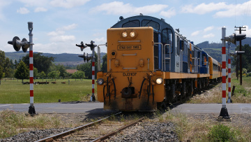 обоя taieri gorge railway dj 3107 ex nzr locomotive, техника, поезда, пассажирский, состав, вагоны, локомотив, рельсы, железная, дорога