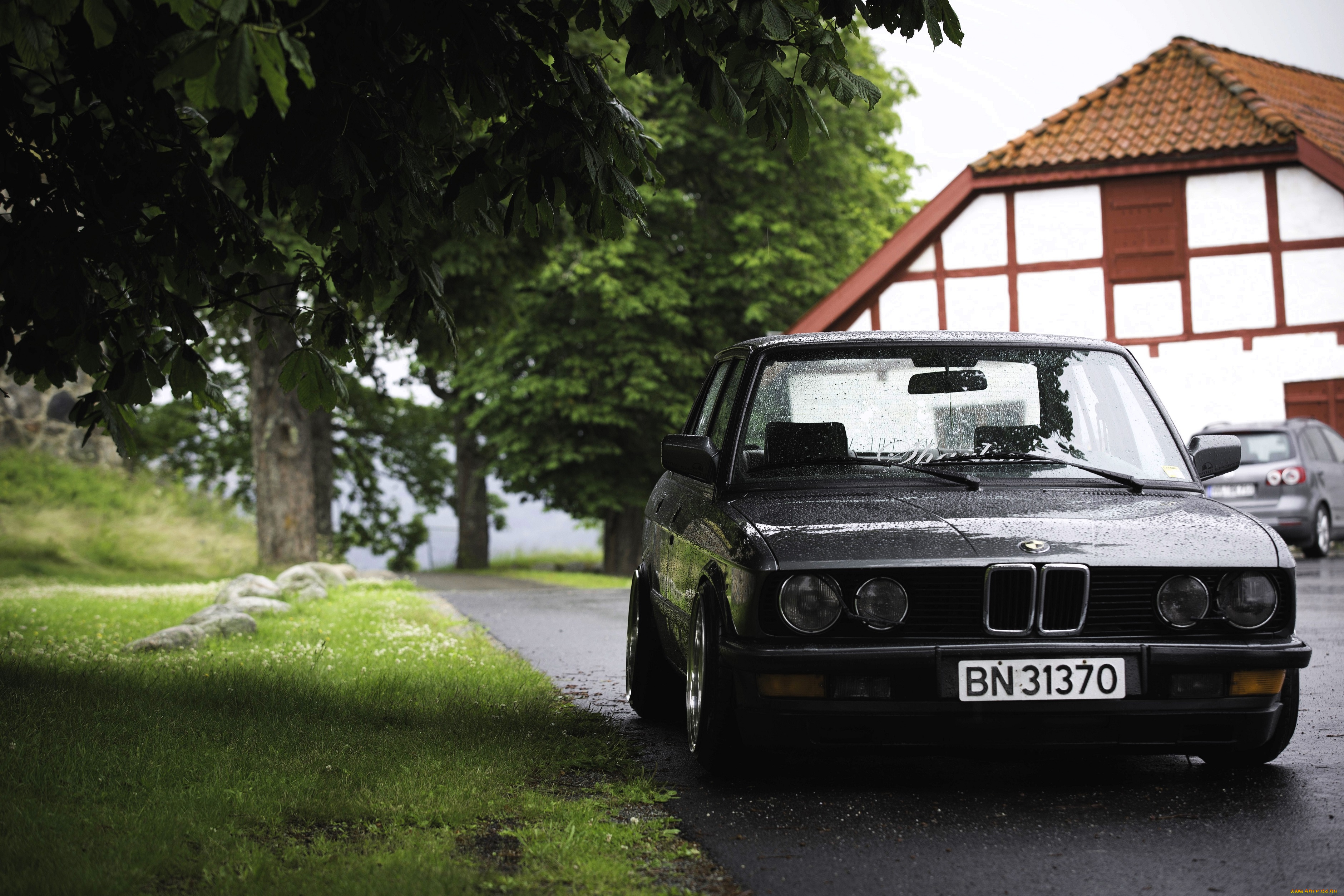 bmw, e28, автомобили, bmw, темный, аллея, дом, дождь