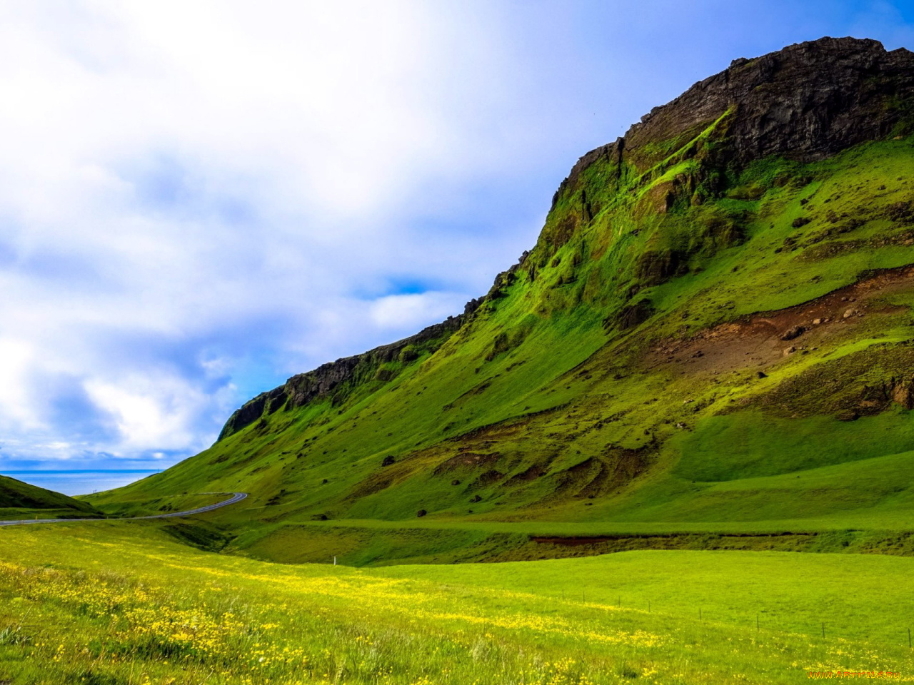 Луга на обрыве. Грин Маунтин гора. Грин Маунтинс хребет. Green Hills зеленые холмы Ирландии. Зеленые холмы в Дагестане.