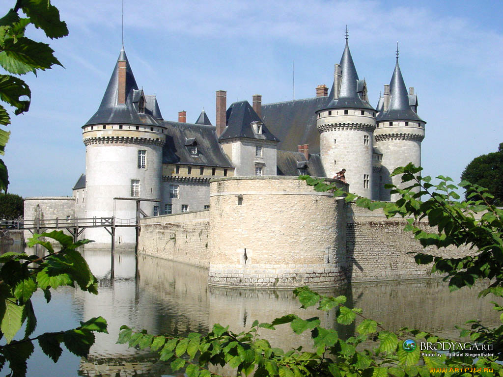 Chateau Sully-Sur-Loire, Loiret, France загрузить