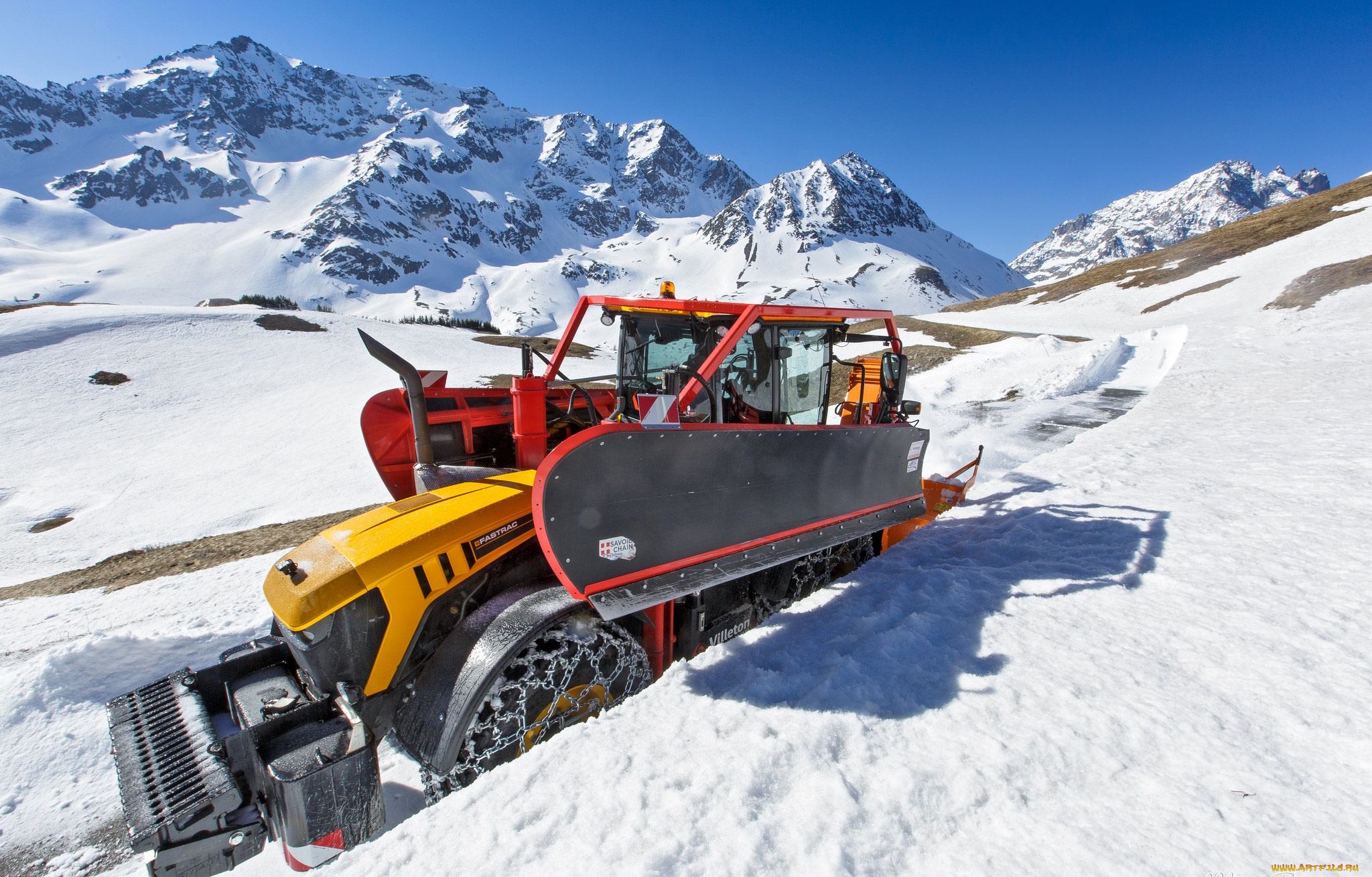 Снегоуборщик большой. JCB Fastrac 4220. Горыный снегоочиститель ТСМ. Снегоуборочная машина Горная. Гусеничный снегоуборщик.
