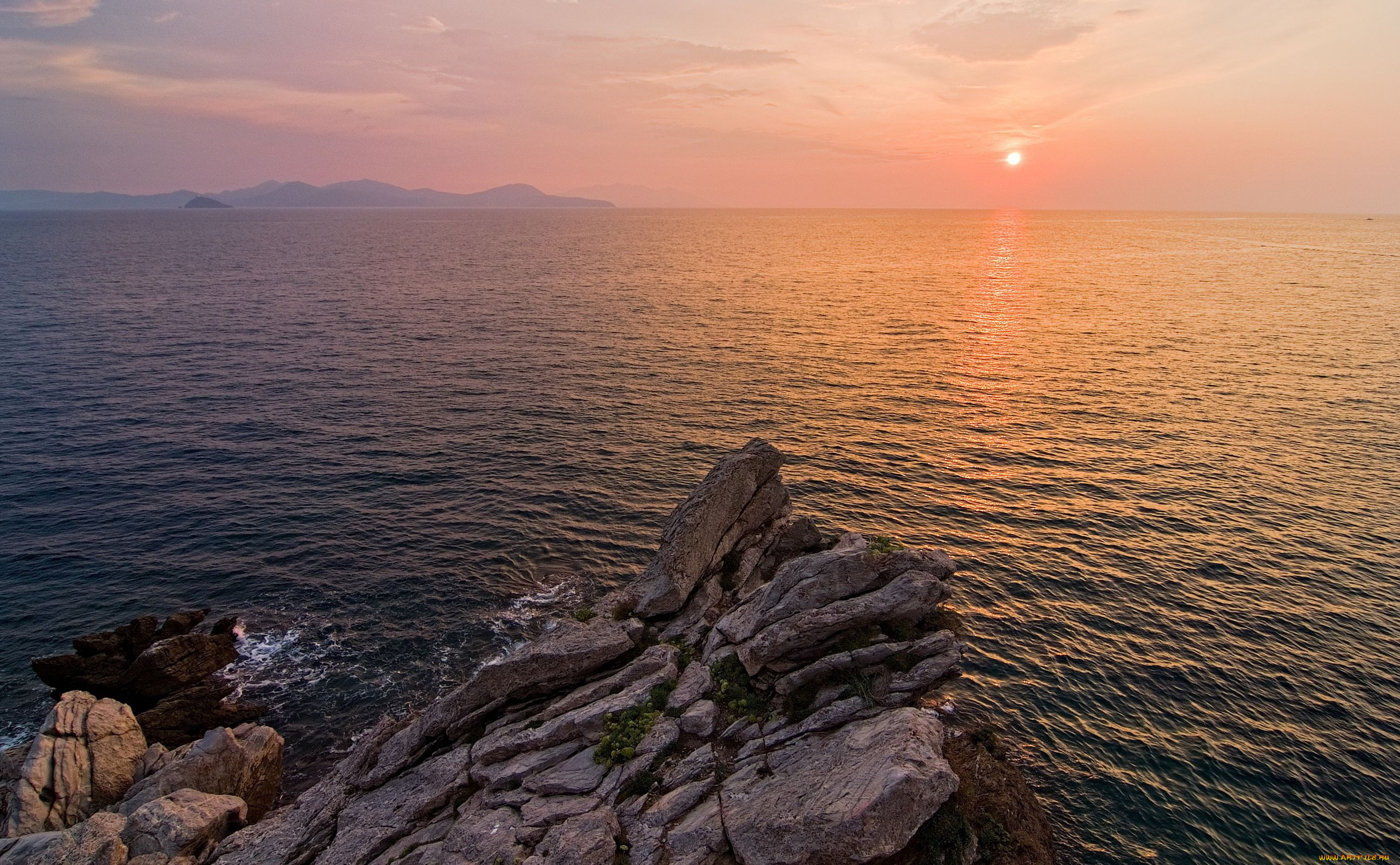 Слушать песни горе море. Море горы солнце. Закат над морем и горы. Вид со скалы на море. Вид с утеса на море.