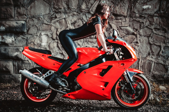 Картинка мотоциклы мото+с+девушкой мото красный