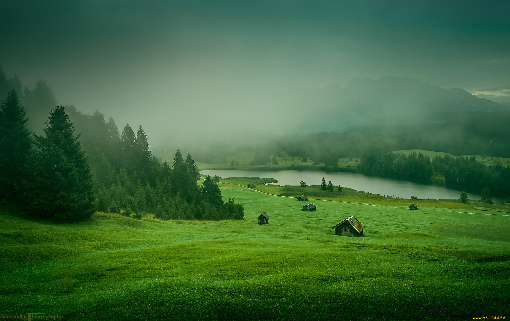 природа, пейзажи, meadow, houses, mountains, mist, landscape, trees, grass, river, nature, forest