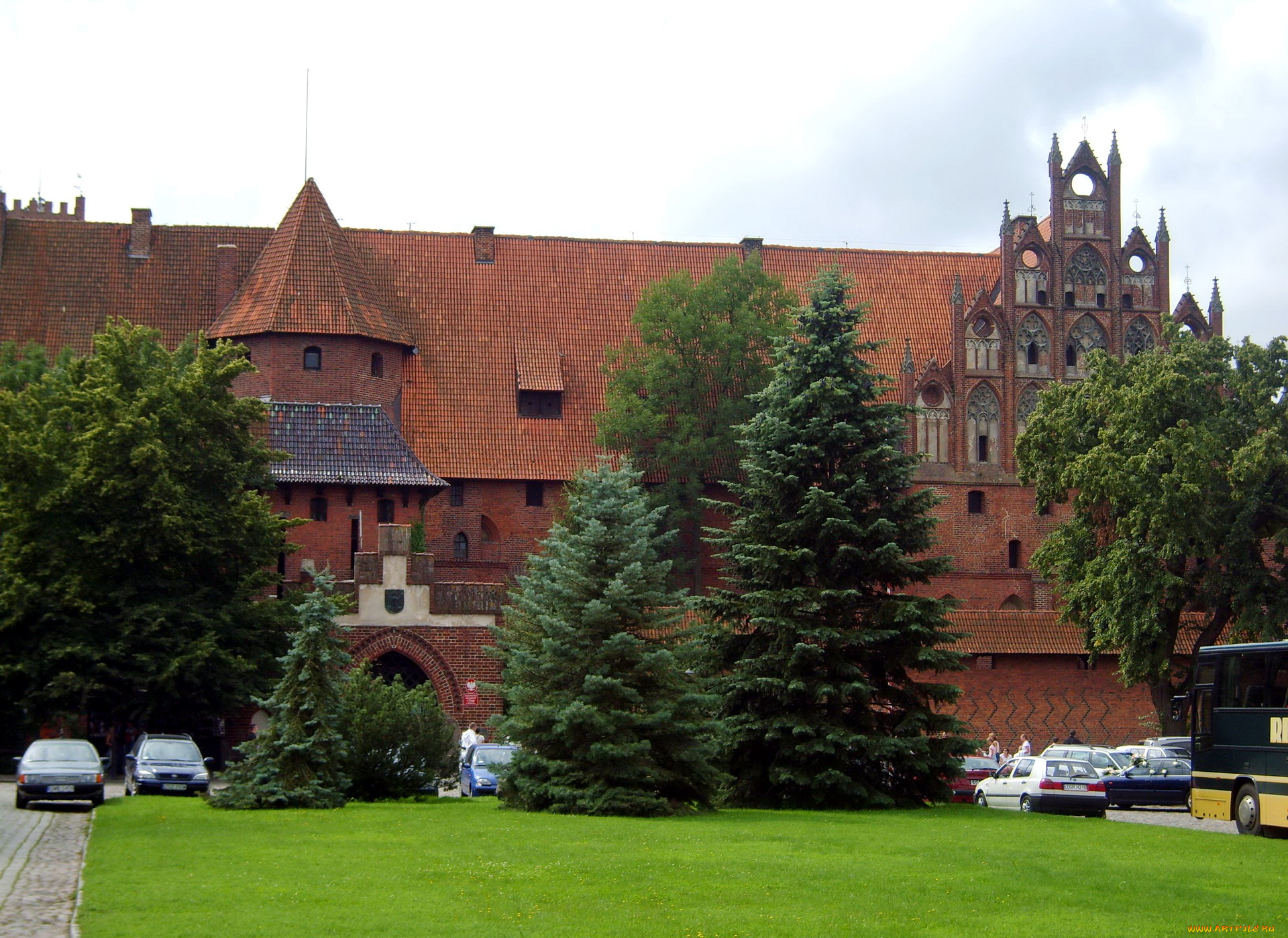 замок, мариенбург, польша, города, дворцы, замки, крепости, ели, лужайка