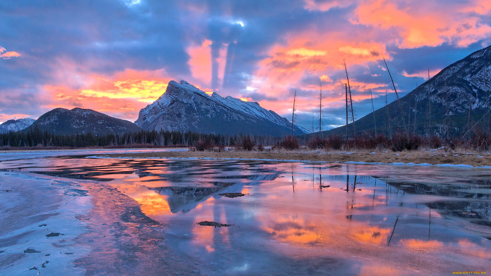 Mount Rundle, Banff National Park, Alberta, Canada бесплатно