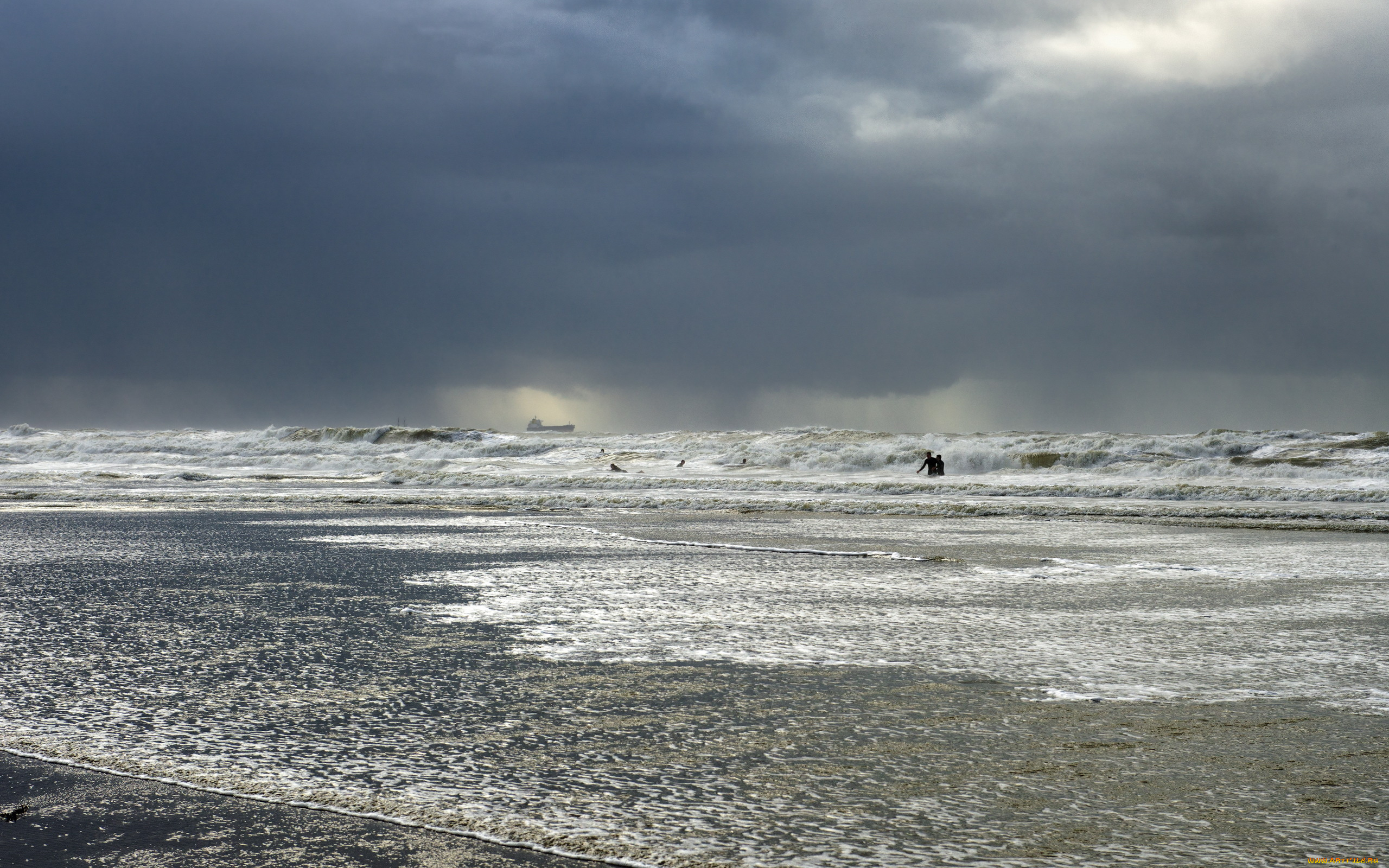 Rain beach. Баренцево море шторм. Пасмурное море. Хмурое море. Море в непогоду.