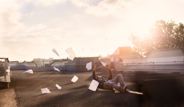 Картинка мужчины -+unsort улица парень поза лежит листки листы бумага