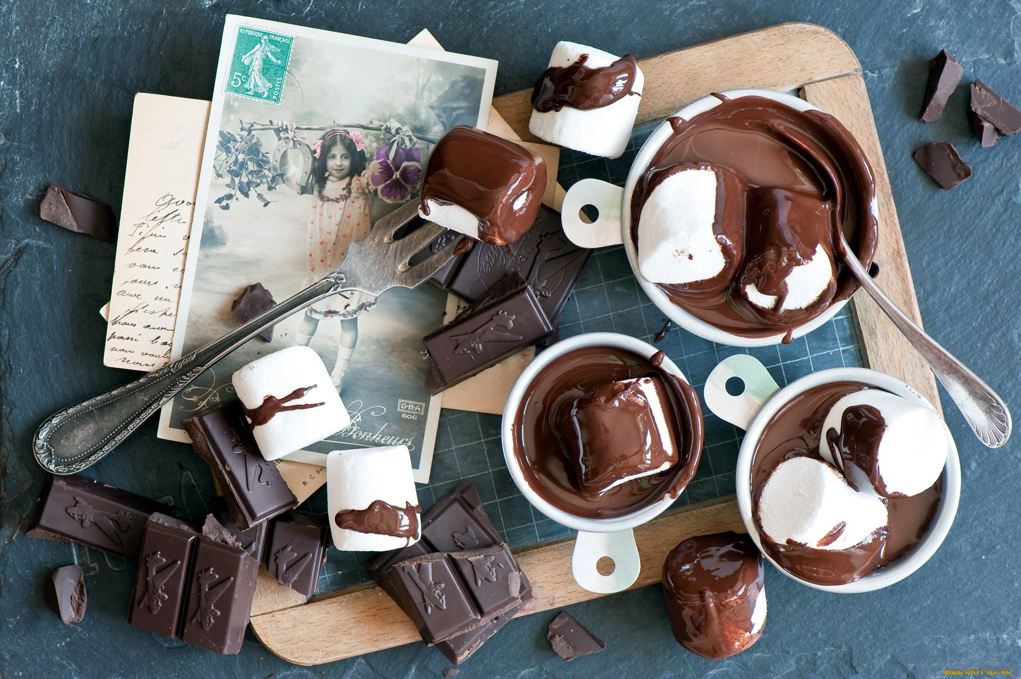 Шоколад еда. Конфеты шоколад. Кофе и шоколад. Кофе с шоколадными конфетами. Сладости коричневого цвета.