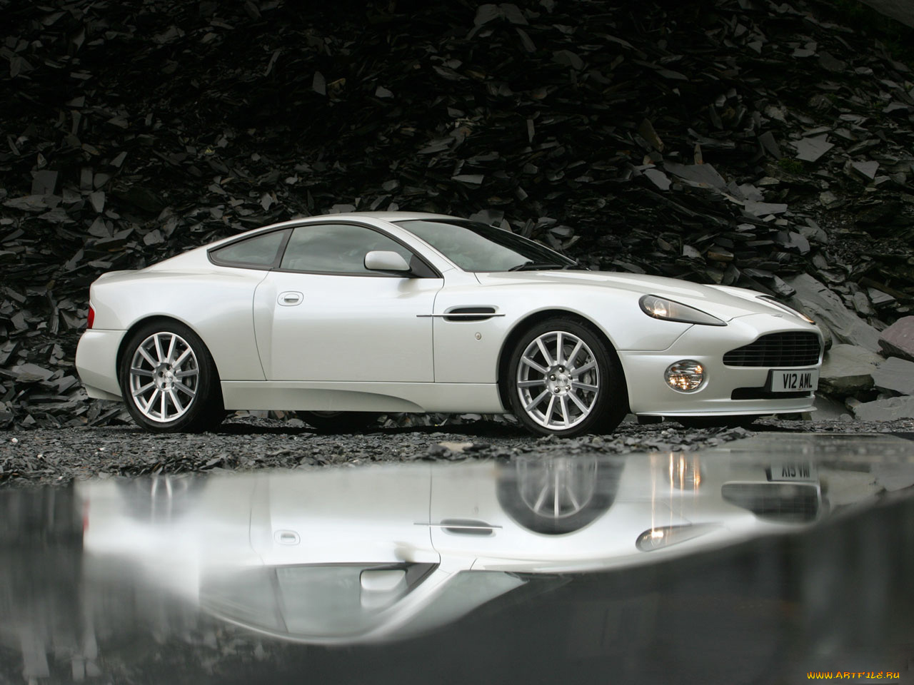 белый автомобиль Aston Martin загрузить