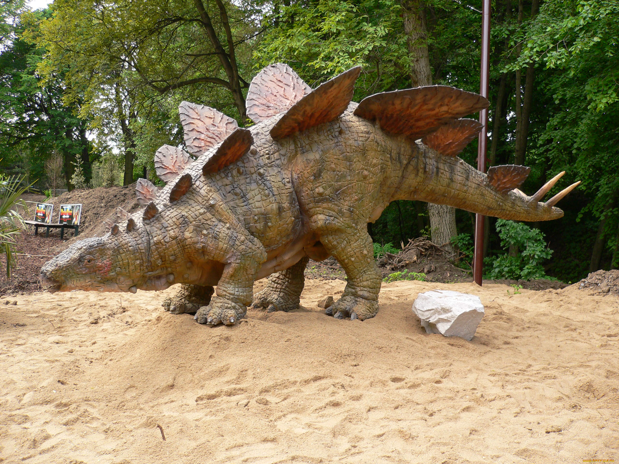 stegosaurus, разное, рельефы, статуи, музейные, экспонаты, деревья, динозавр, песок