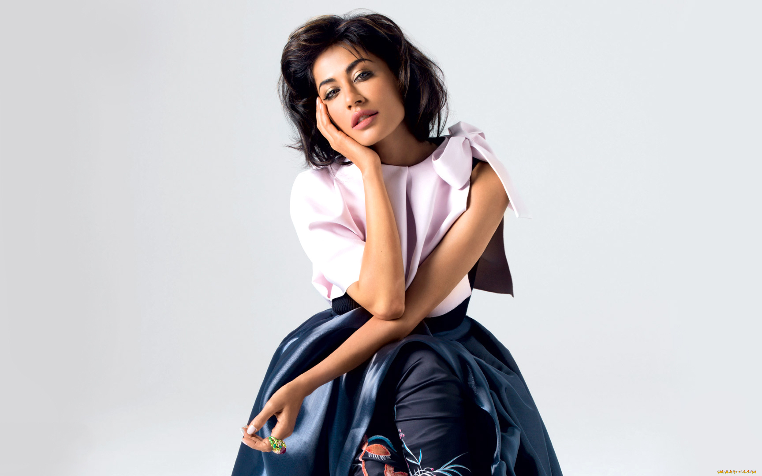 chitrangada, singh, девушки, chitrangada, singh, bollywood, девушка, красотка, золото, причёска, актриса, брюнетка, индианка, кино, индия, красное, поза, макияж