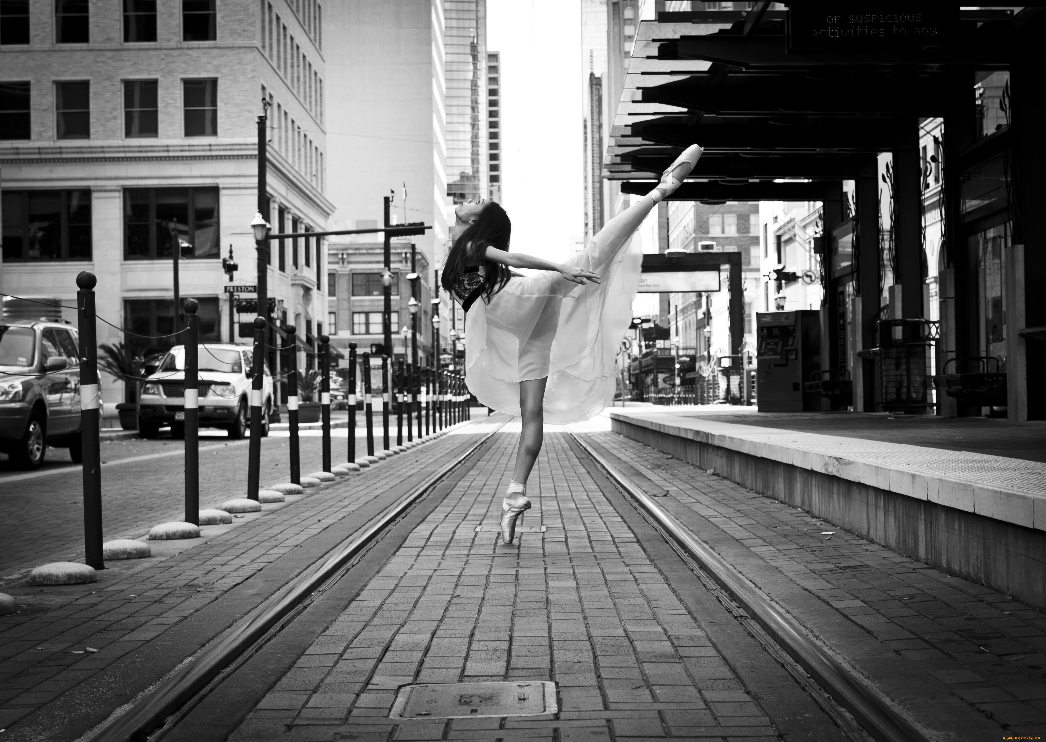 девушки, -unsort, , Черно-белые, обои, город, улица, здания, дома, балет, балерина, танец
