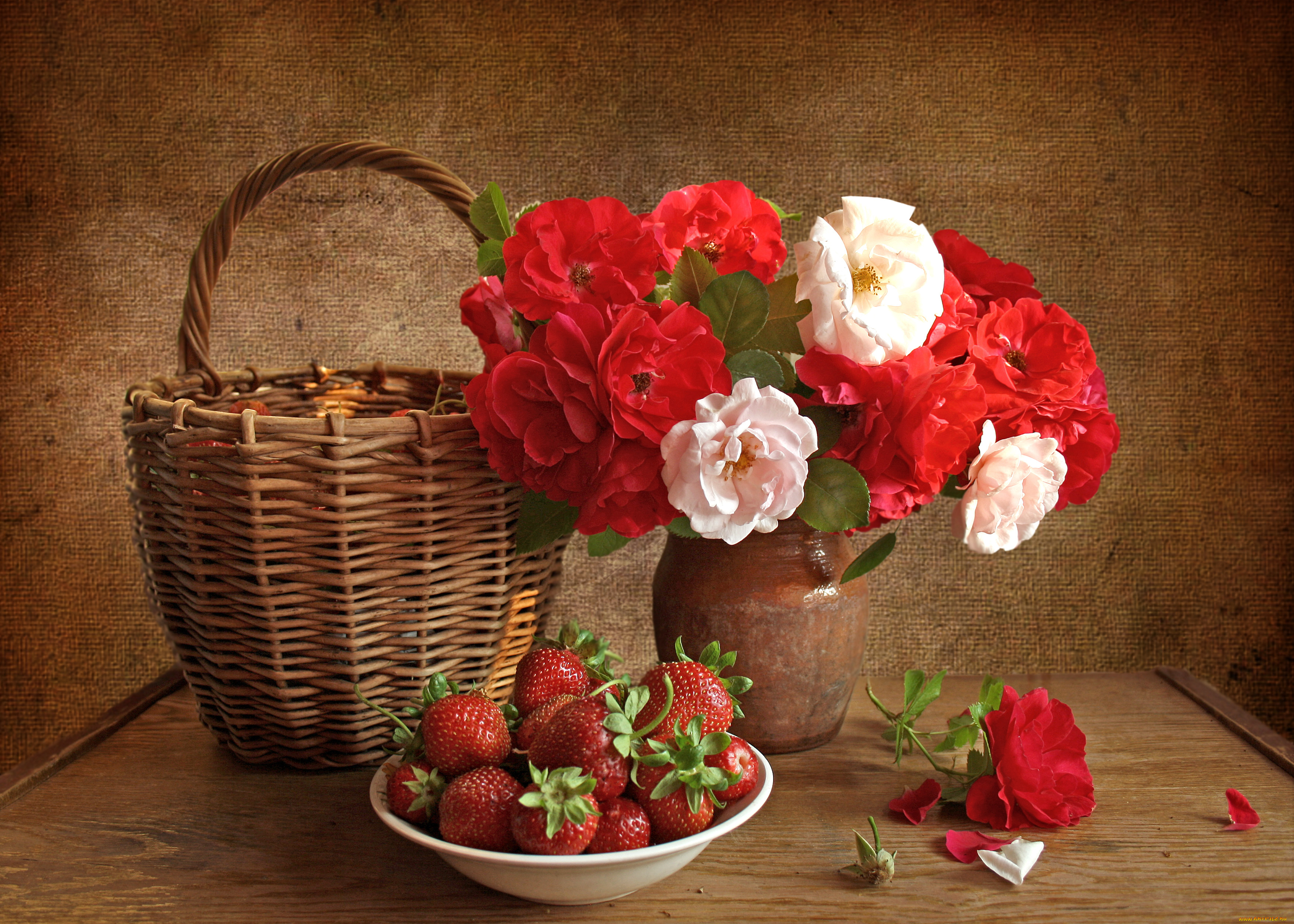 еда, натюрморт, розы, клубника, корзинка, ягоды