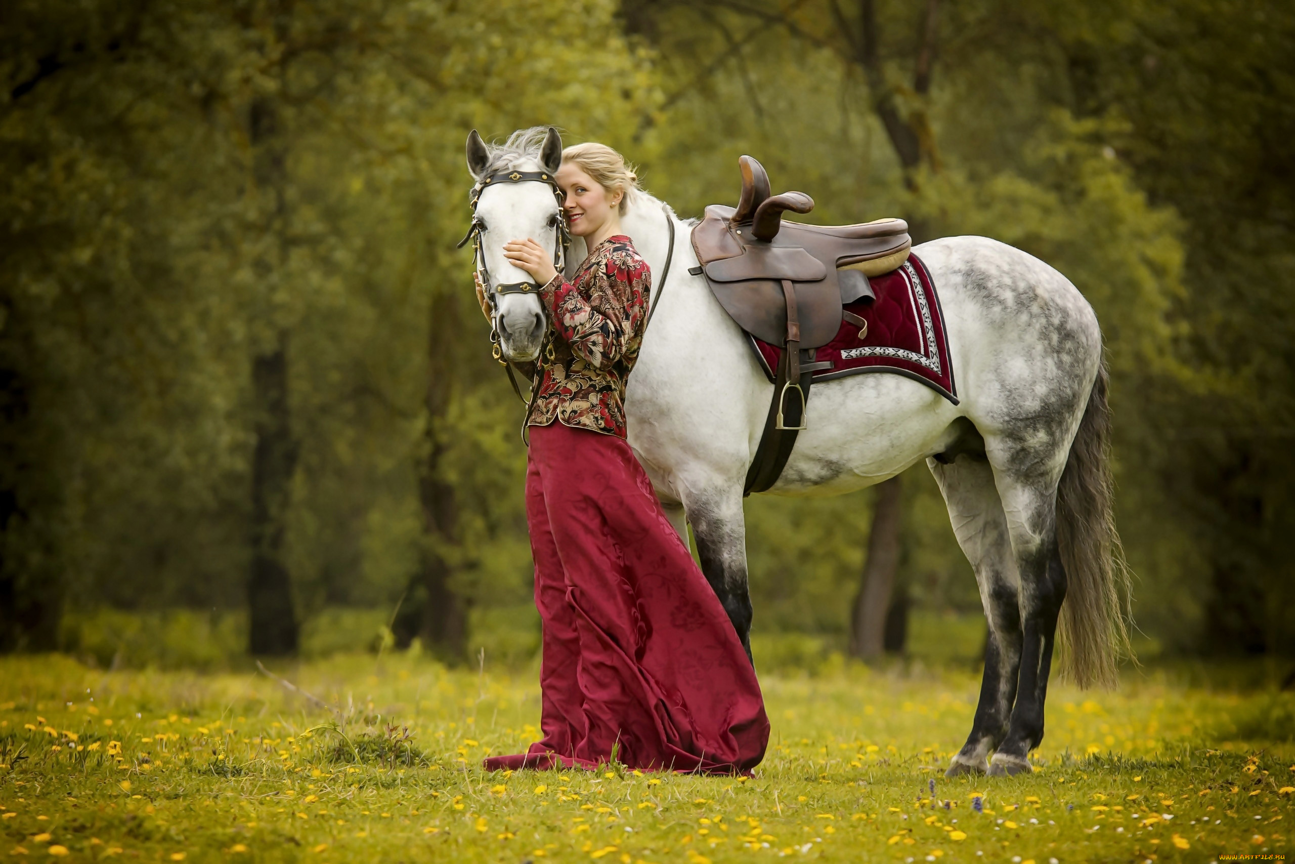 Девушка с лошадью. Девушка на коне. Фотосессия с лошадьми. Казачка на коне.