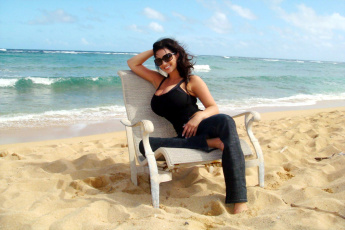 Картинка девушки denise+milani брюнетка очки топ штаны песок пляж море кресло