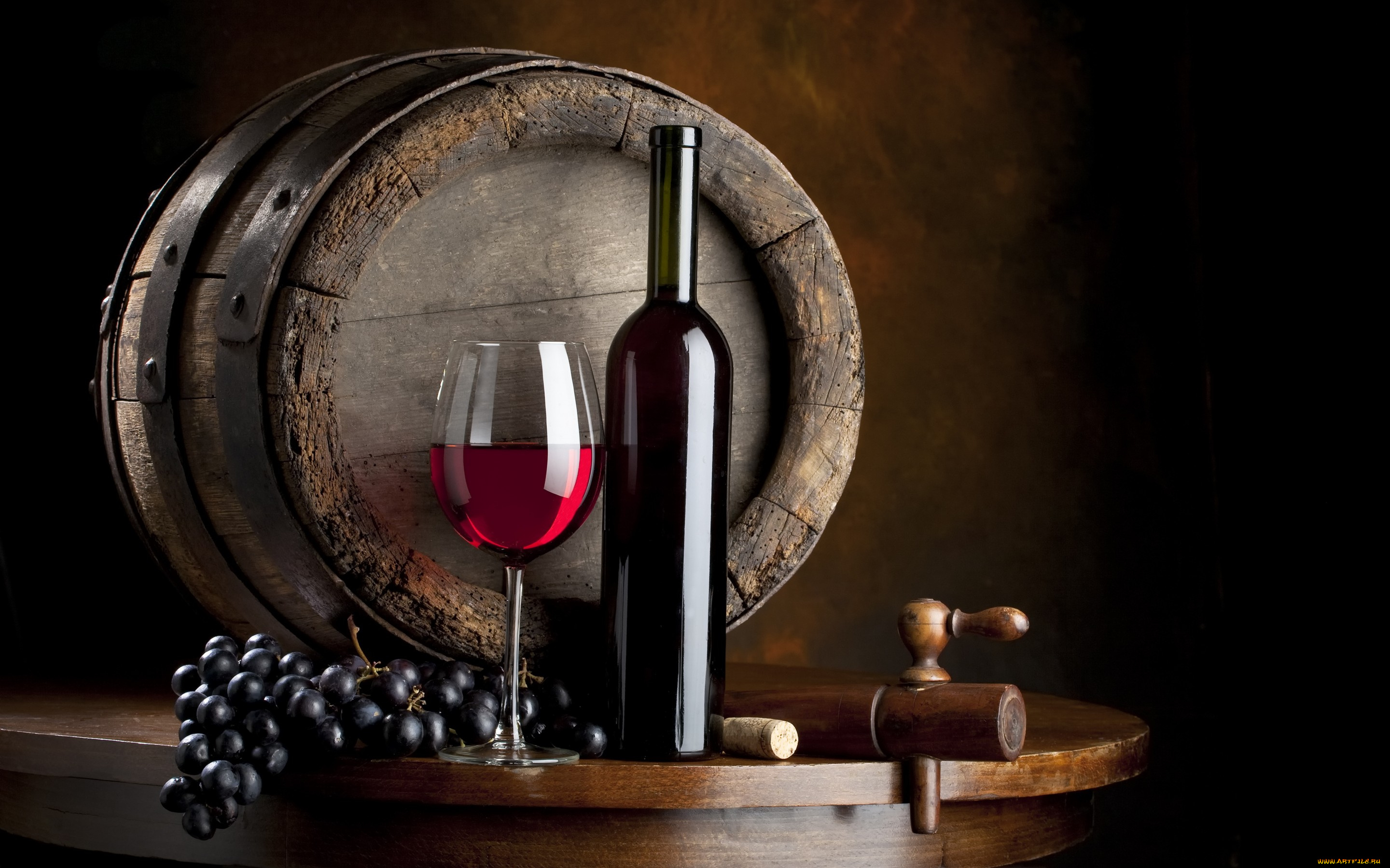 Старое вино с винными пробками бесплатно