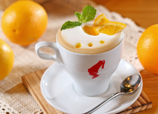 Картинка еда кофе кофейные зёрна фрукты кусочки апельсины пена молоко капучино цитрусы чашка белая ложка блюдце