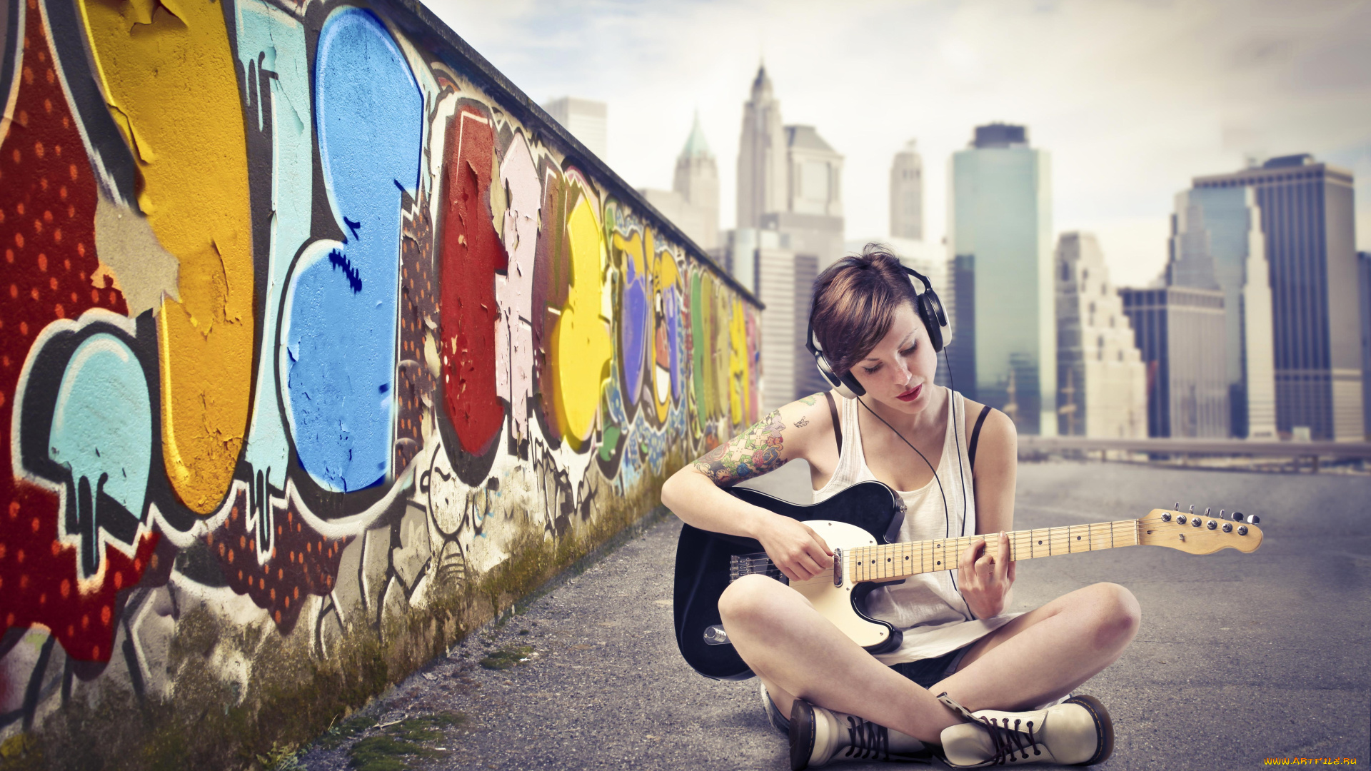 музыка, -, другое, татуировка, наушники, здания, дома, город, граффити, стена, улица, электрогитара, музыкант, гитаристка, девушка