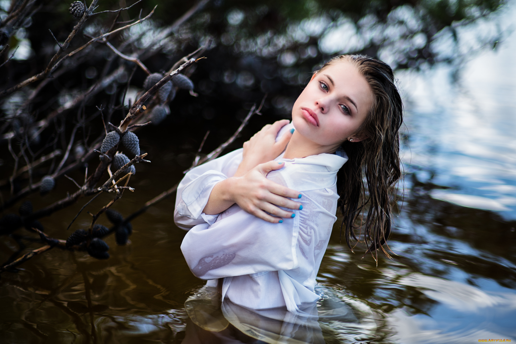 Девочка вода текст. Фотосессия в воде. Фотосессия в воде в рубашке. Девушка в рубашке в воде. Фотосессия в воде в белой рубашке.