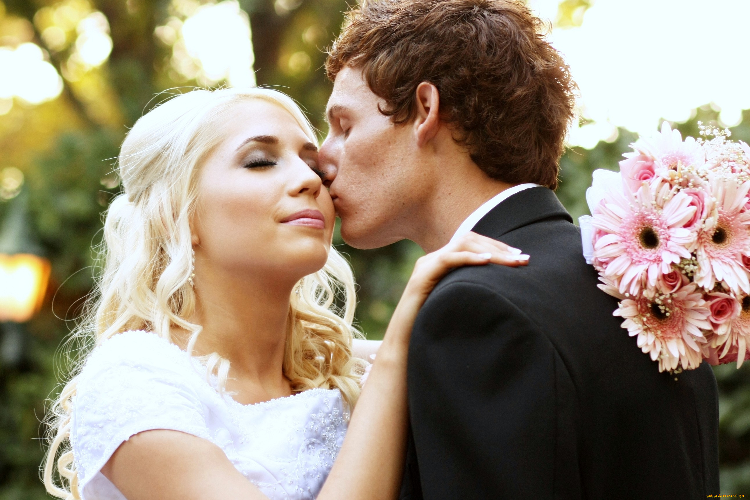Kiss flowers. Свадьба блондинки и брюнета. Красивые жених и невеста. Свадебные пары. Мужчина и женщина свадьба.