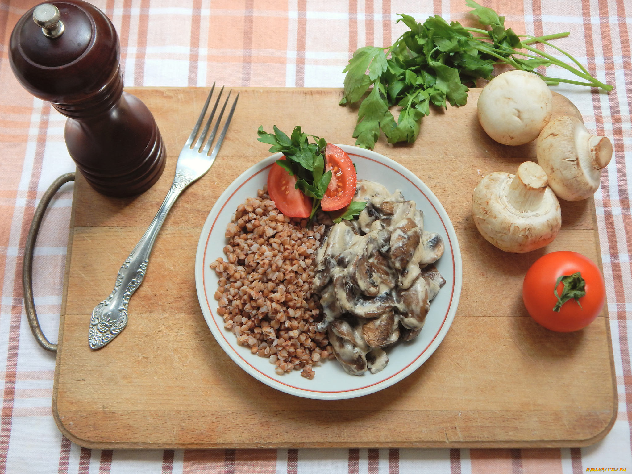 Крупы на ужин. Постная еда. Гречка с грибами и помидорами. Каша гречневая здоровая еда. Гречневая каша с грибами.