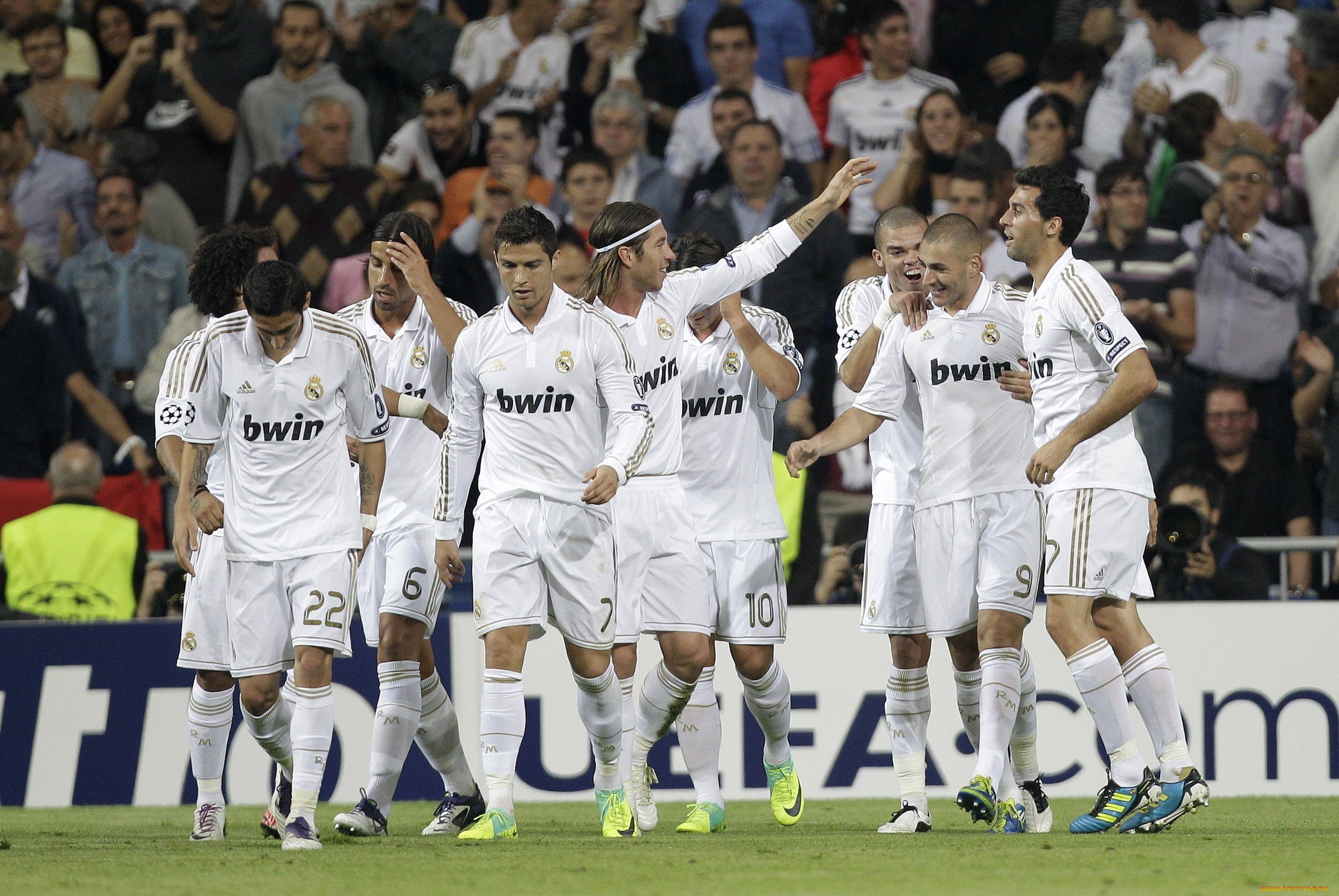Real madrid world. Реал Мадрид Роналдо с командой. Криштиану Роналду с командой Реал Мадрид. Команда Реал Мадрид 2012. Мануэль Санчис Реал Мадрид.