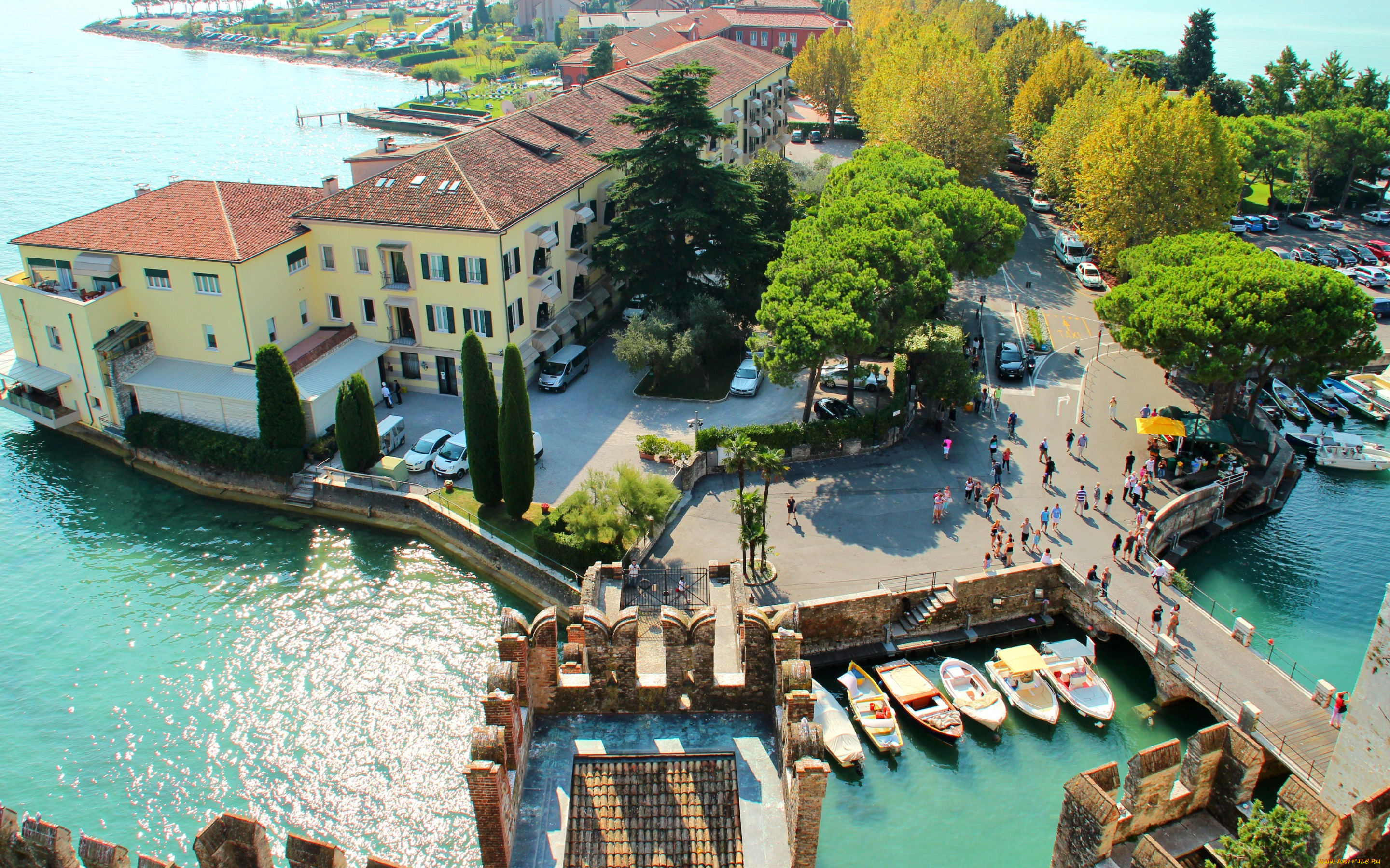 города, -, панорамы, дома, lake, garda, italy, sirmione, италия, гарда, курорт, озеро, сирмионе, лодки, деревья