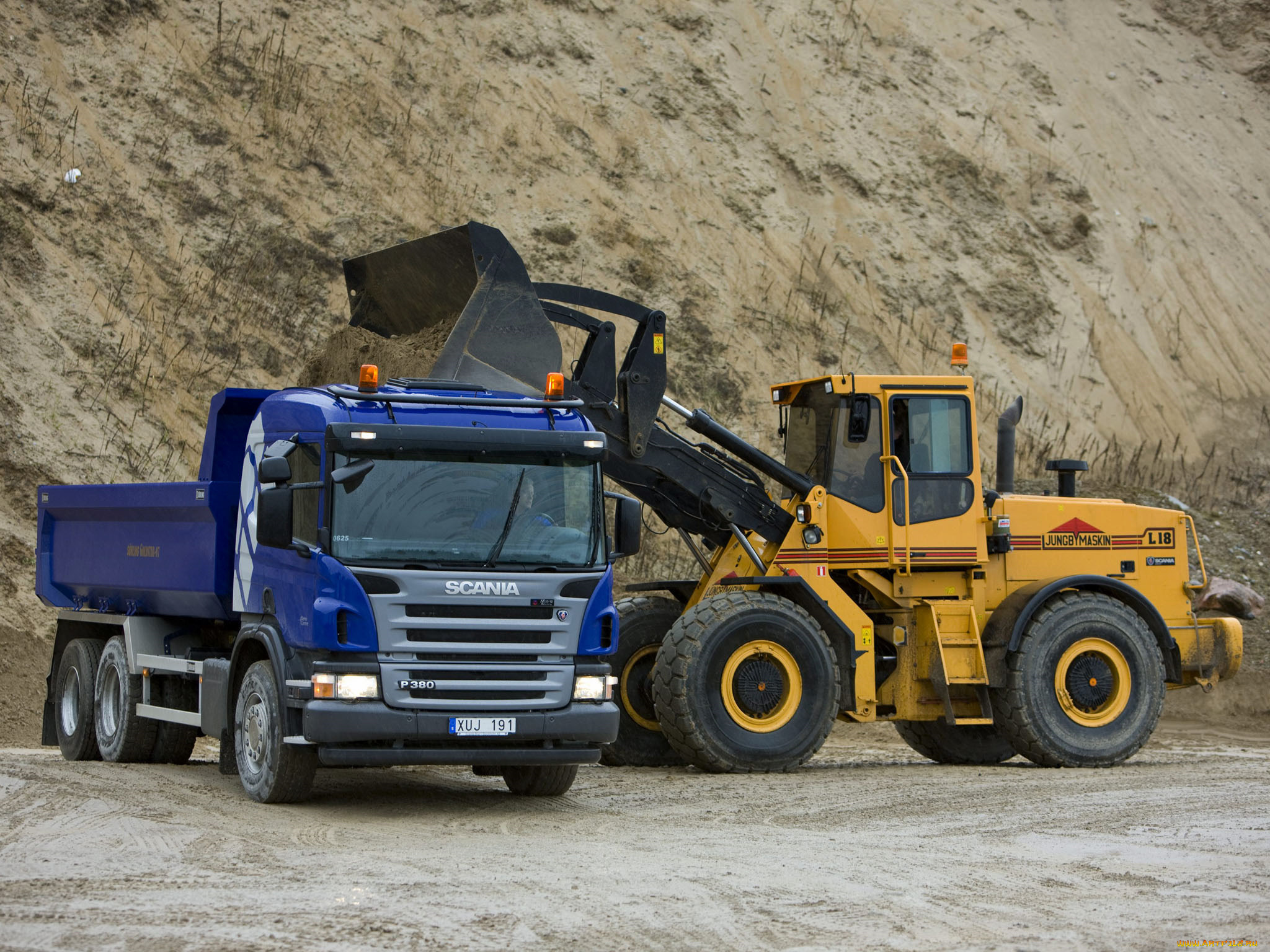 Карьер погрузчик работ. Scania p380 самосвал. Скания самосвал с щебнем. Щебень Скания 40 тонн. Скания 6540 самосвал.