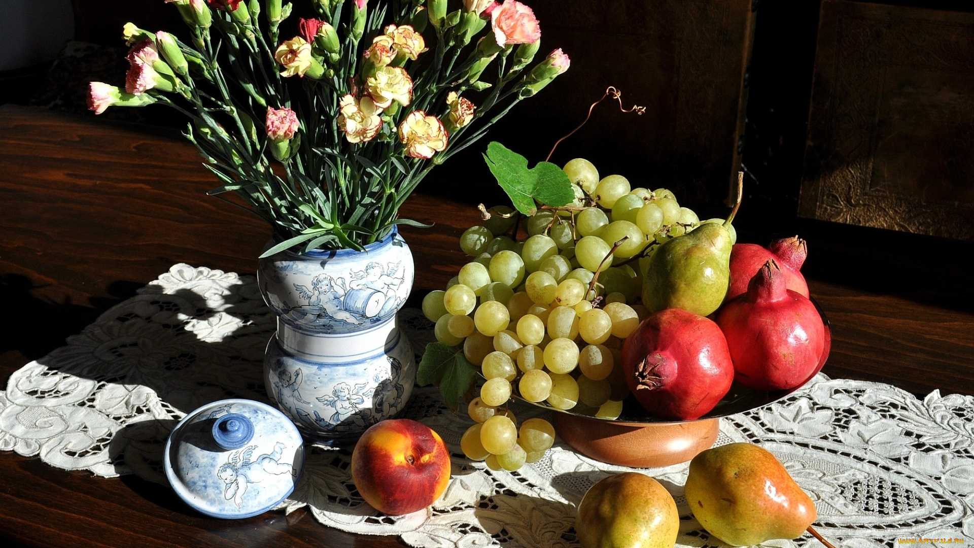 еда, натюрморт, гвоздики, ваза, персик, гранаты, виноград, груши