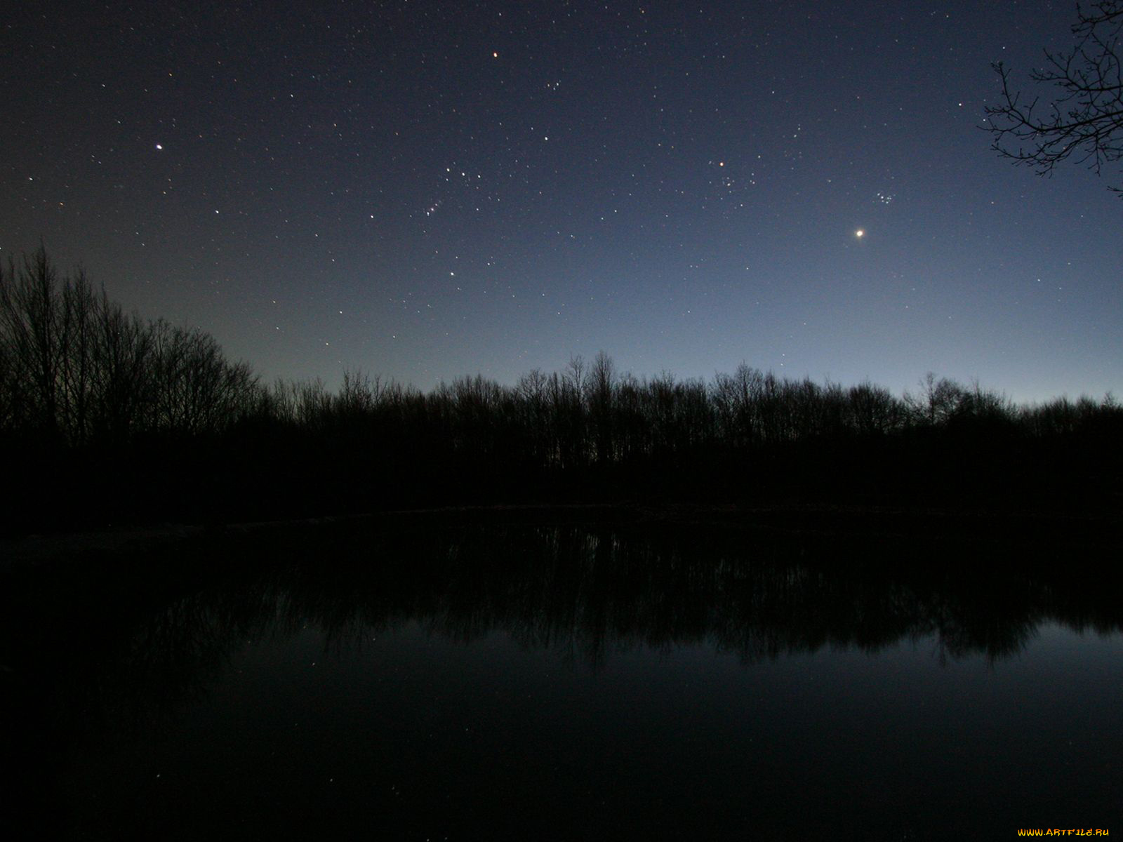 Ночь озеро звезды. Ночное озеро. Темный вечер. Звезды над озером. Ночное небо.