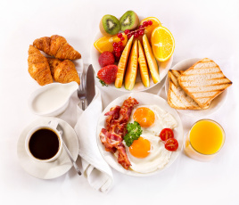 Картинка еда разное круассаны яичница с беконом сервировка сок фрукты кофе завтрак
