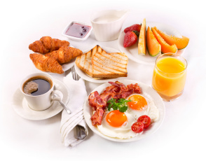 Картинка еда разное тосты завтрак фрукты круассаны яичница с беконом сливки сок сервировка кофе